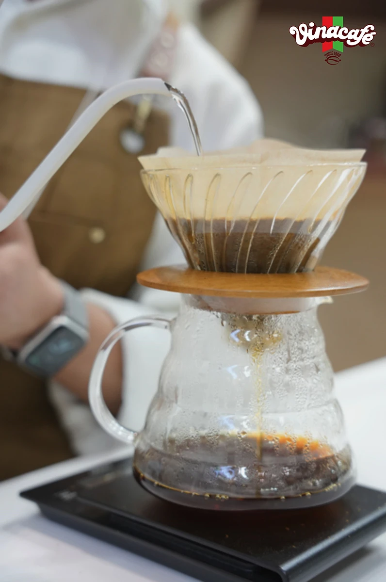 Các bậc thầy cà phê của Vinacafé luôn đặt tất cả sự am hiểu và tâm huyết trong từng sản phẩm và không ngừng cải tiến công thức để vươn ra thế giới. Các bậc thầy cà phê của Vinacafé luôn đặt tất cả sự am hiểu và tâm huyết trong từng sản phẩm và không ngừng cải tiến công thức để vươn ra thế giới.