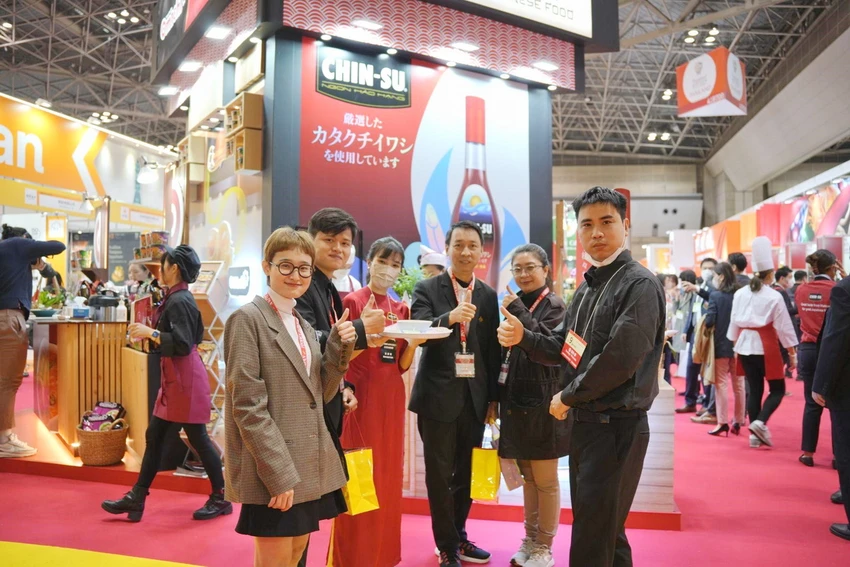 Tại Foodex Nhật Bản 2023, khách tham dự có cơ hội trải nghiệm những món Việt trứ danh cùng nước chấm chuẩn vị từ nước mắm Chin-su. Tại Foodex Nhật Bản 2023, khách tham dự có cơ hội trải nghiệm những món Việt trứ danh cùng nước chấm chuẩn vị từ nước mắm Chin-su.