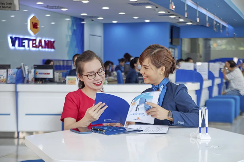 Nhân viên Vietbank tư vấn sản phẩm cho khách hàng.