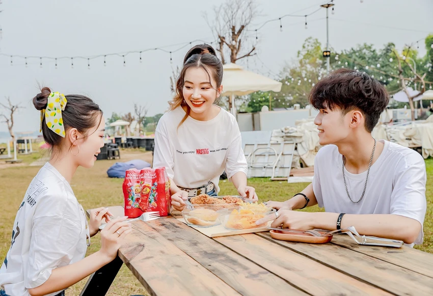 Hòa mình vào thiên nhiên và tận hưởng những chai Trà Dr Thanh trong những chuyến camping là cách người trẻ thanh nhiệt, giữ cho cơ thể luôn tươi mát mỗi ngày.