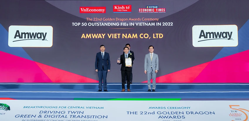 Ông Huỳnh Thiên Triều - Tổng Giám đốc Amway Việt Nam nhận giải thưởng từ Ban tổ chức. Ông Huỳnh Thiên Triều - Tổng Giám đốc Amway Việt Nam nhận giải thưởng từ Ban tổ chức.