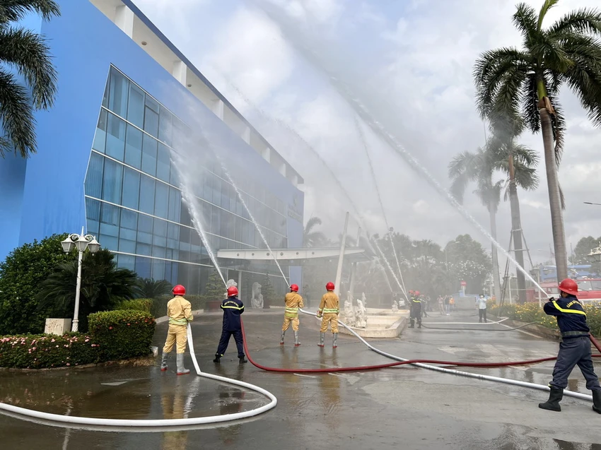 Nhận được tin báo, lực lượng PCCC & CNCH Công an huyện Bình Chánh đã nhanh chóng huy động 34 cán bộ chiến sĩ cùng xe chỉ huy, xe chữa cháy chuyên dùng, xe thang, xe cứu thương để triển khai các phương án chữa cháy và hỗ trợ lực lượng PCCC tại chỗ của VWS. Nhận được tin báo, lực lượng PCCC & CNCH Công an huyện Bình Chánh đã nhanh chóng huy động 34 cán bộ chiến sĩ cùng xe chỉ huy, xe chữa cháy chuyên dùng, xe thang, xe cứu thương để triển khai các phương án chữa cháy và hỗ trợ lực lượng PCCC tại chỗ của VWS.