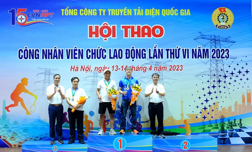 Ban tổ chức trao giải cho các đội thi và vận động viên. Ban tổ chức trao giải cho các đội thi và vận động viên.