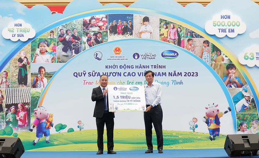 Ông Nguyễn Hạnh Phúc – Chủ tịch HĐQT Vinamilk (bên phải) trao bảng tượng trưng 1,5 triệu ly sữa cho lãnh đạo Quỹ Bảo trợ Trẻ em Việt Nam.