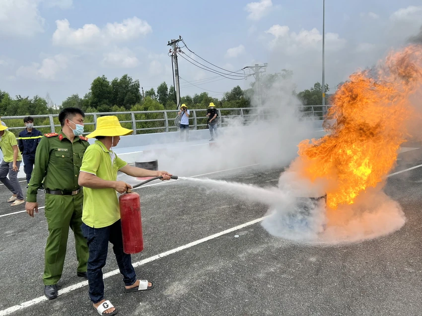Hướng dẫn và thực hành kỹ thuật sử dụng bình phun bột chữa cháy. Hướng dẫn và thực hành kỹ thuật sử dụng bình phun bột chữa cháy.