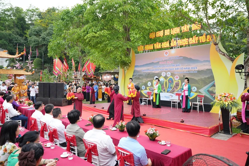 Du khách tham dự thưởng thức các tiết mục ca múa nghệ thuật trong lễ hội.
