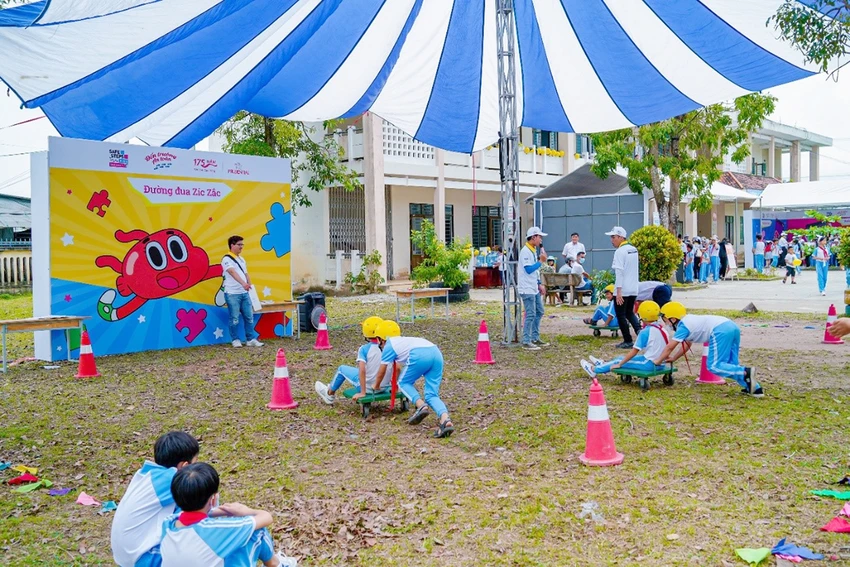 Kiến thức ATGT lồng ghép trong các hoạt động sôi nổi giúp học sinh tiếp thu nhanh và nhớ lâu hơn. Kiến thức ATGT lồng ghép trong các hoạt động sôi nổi giúp học sinh tiếp thu nhanh và nhớ lâu hơn.