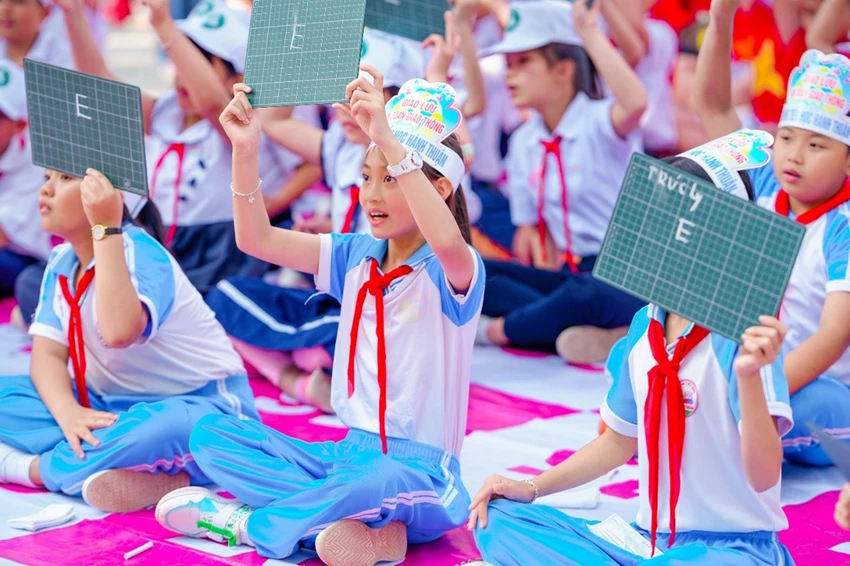Các em được tiếp cận kiến thức ATGT theo phương pháp học mà chơi – chơi mà học. Các em được tiếp cận kiến thức ATGT theo phương pháp học mà chơi – chơi mà học.