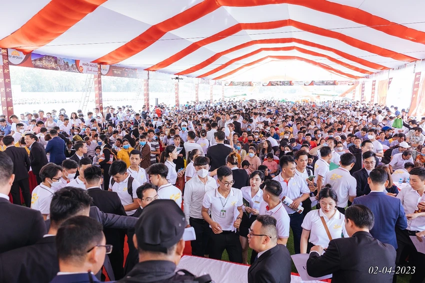 Hơn 2.000 khách hàng chen chân mua sản phẩm đất nền tại một dự án do Hệ thống 5F phát triển ở Phú Giáo, Bình Dương vào tháng 4 vừa qua. Hơn 2.000 khách hàng chen chân mua sản phẩm đất nền tại một dự án do Hệ thống 5F phát triển ở Phú Giáo, Bình Dương vào tháng 4 vừa qua.