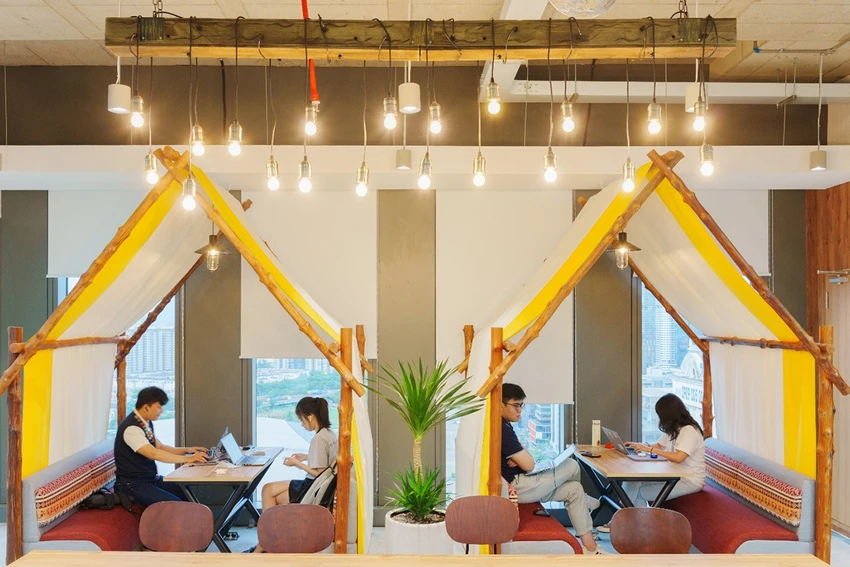 Khu vực làm việc được thiết kế đa dạng với không gian mở, tạo cảm hứng làm việc cho nhân viên. Khu vực làm việc được thiết kế đa dạng với không gian mở, tạo cảm hứng làm việc cho nhân viên.