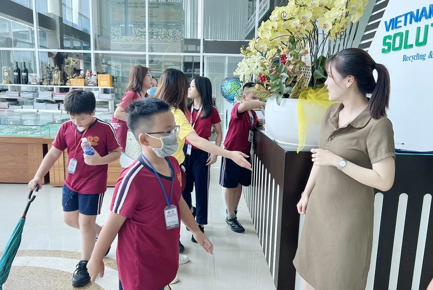 Các em học sinh tiểu học thích thú khi được đến tham quan Khu Liên hợp xử lý chất thải Đa Phước.