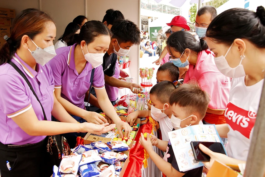 Các bé đổi phiếu lấy quà trong chương trình Ngày hội “Phú Mỹ Hưng - Hướng về trẻ em” 2022.