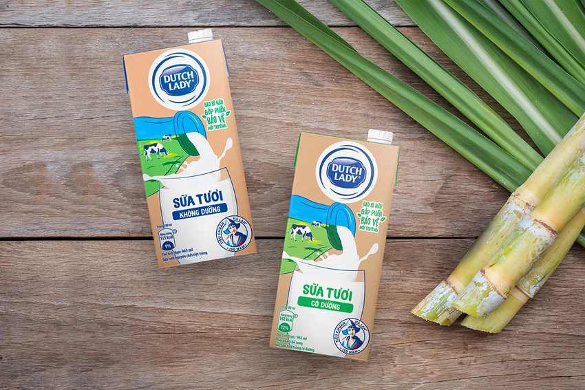 Bao bì sữa giấy nâu Cô Gái Hà Lan với lớp nhựa sinh học làm từ cây mía là một trong những sáng kiến tiên phong khẳng định cam kết phát triển bền vững của tập đoàn FrieslandCampina. Bao bì sữa giấy nâu Cô Gái Hà Lan với lớp nhựa sinh học làm từ cây mía là một trong những sáng kiến tiên phong khẳng định cam kết phát triển bền vững của tập đoàn FrieslandCampina.