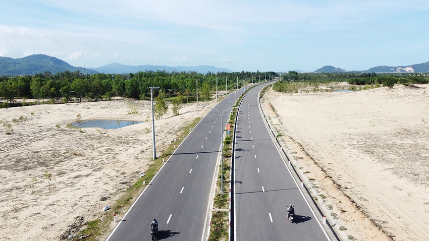 Tuyến đường ven biển mở ra một không gian phát triển mới cho Bình Định. (Ảnh: QN) Tuyến đường ven biển mở ra một không gian phát triển mới cho Bình Định. (Ảnh: QN)