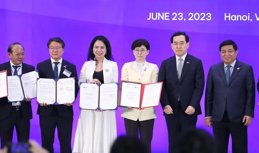 Bà Nguyễn Thị Thanh Bình, Phó TGĐ T&amp;T Group (thứ ba từ trái sang) và bà Choi Yeon Hye, TGĐ KOGAS (thứ tư từ trái sang) trao biên bản ghi nhớ hợp tác trong khuôn khổ Diễn đàn Kinh tế Việt Nam - Hàn Quốc.