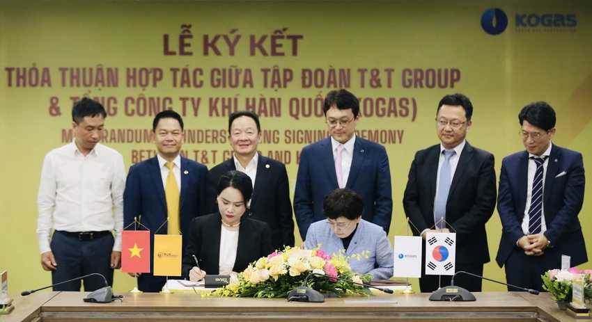 Bà Nguyễn Thị Thanh Bình, Phó TGĐ T&amp;T Group (bên trái) và bà Choi Yeon Hye (bên phải), TGĐ KOGAS ký thoả thuận hợp tác.