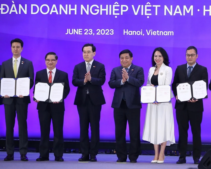 Bà Nguyễn Thị Thanh Bình, Chủ tịch HĐQT T&amp;T Energy (thứ hai từ phải sang) và ông Henry (Hyeongwook) Choo, Chủ tịch SK E&amp;S (ngoài cùng bên trái) trao biên bản ghi nhớ hợp tác phát triển các dự án điện khí LNG.