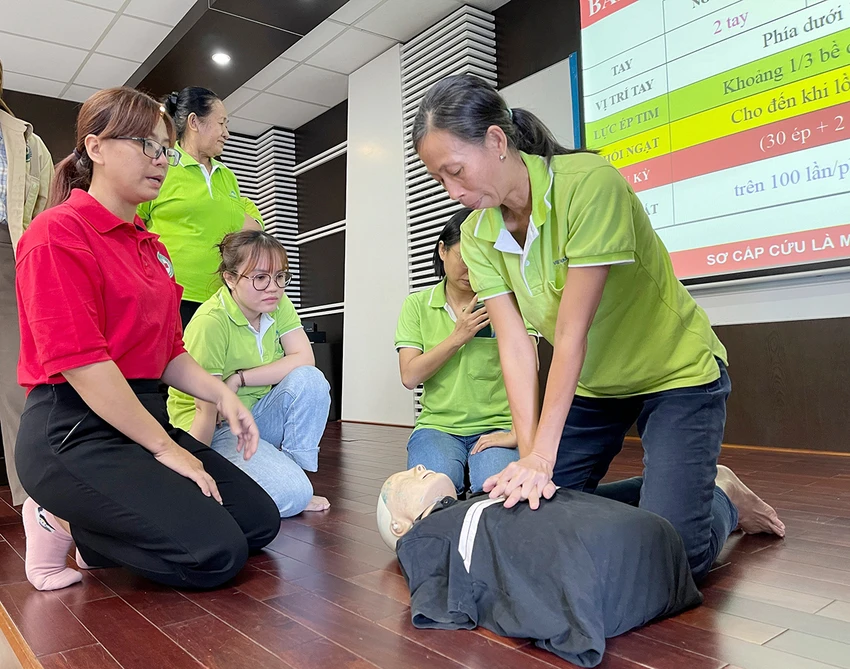 Người lao động thực hành phương pháp hồi sinh tim phổi cho người bị nạn. Người lao động thực hành phương pháp hồi sinh tim phổi cho người bị nạn.