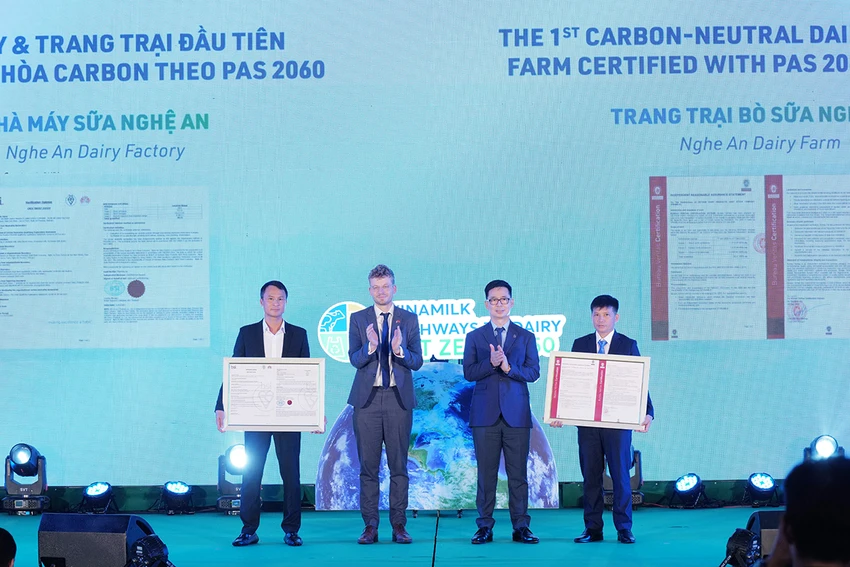 Vinamilk nhận chứng nhận Nhà máy và trang trại đạt trung hòa carbon theo tiêu chuẩn PAS 2060:2014. Vinamilk nhận chứng nhận Nhà máy và trang trại đạt trung hòa carbon theo tiêu chuẩn PAS 2060:2014.
