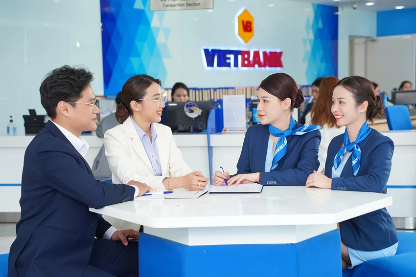 Các chuyên viên ngân hàng Vietbank sẵn sàng hỗ trợ, đồng hành cùng doanh nghiệp. Các chuyên viên ngân hàng Vietbank sẵn sàng hỗ trợ, đồng hành cùng doanh nghiệp.