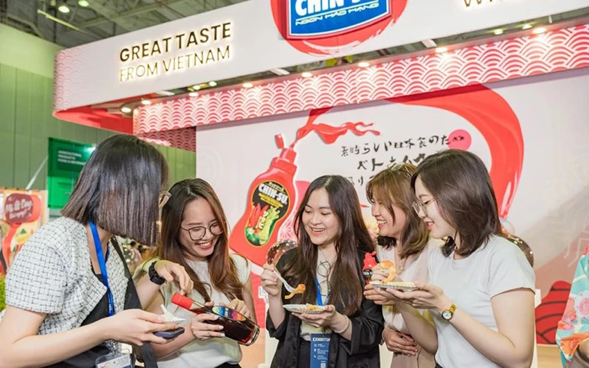 Bộ gia vị Chin-su được người tiêu dùng trong nước đón nhận nồng nhiệt. Bộ gia vị Chin-su được người tiêu dùng trong nước đón nhận nồng nhiệt.