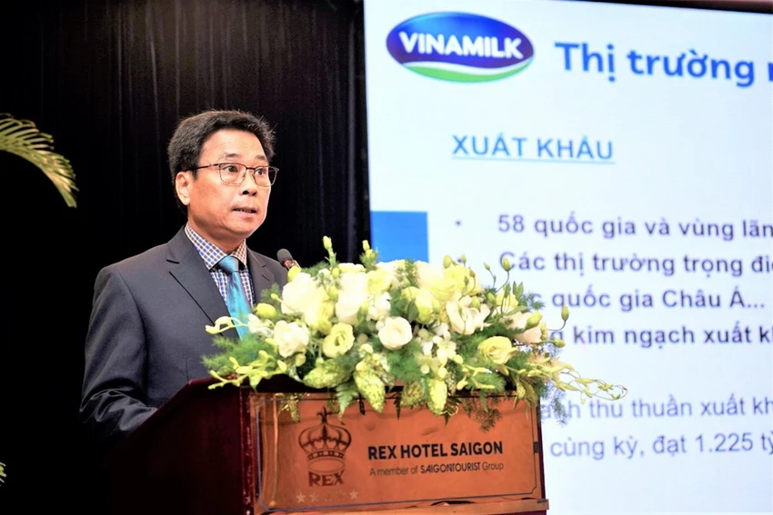 Ông Lê Hoàng Minh – Giám đốc khối sản xuất của Vinamilk trình bày tham luận tại diễn đàn Thương mại xanh năm 2023. Ông Lê Hoàng Minh – Giám đốc khối sản xuất của Vinamilk trình bày tham luận tại diễn đàn Thương mại xanh năm 2023.