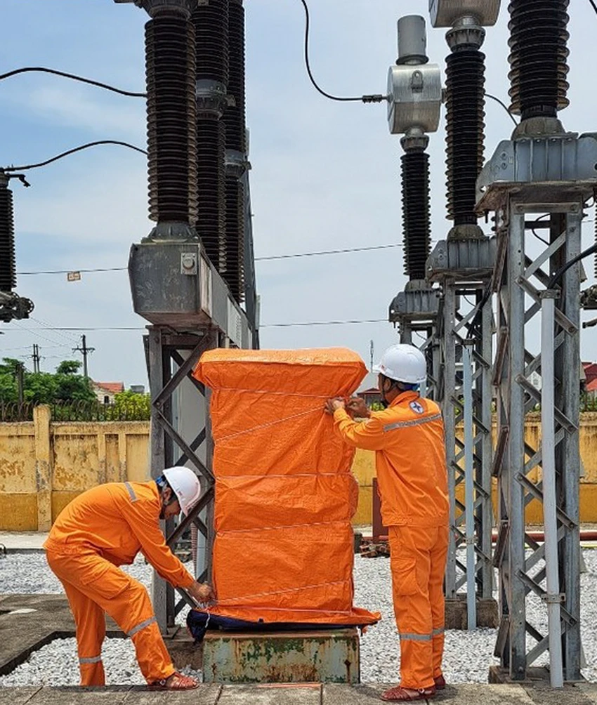Nhân viên EVNNPC kiểm tra, gia cố bảo vệ các trạm điện. Nhân viên EVNNPC kiểm tra, gia cố bảo vệ các trạm điện.