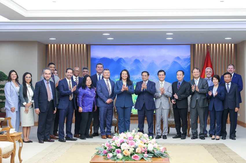 Thủ tướng Chính phủ Phạm Minh Chính chụp ảnh lưu niệm cùng đoàn quan chức và doanh nghiệp bang California, Hoa Kỳ. Ảnh: Nhật Bắc