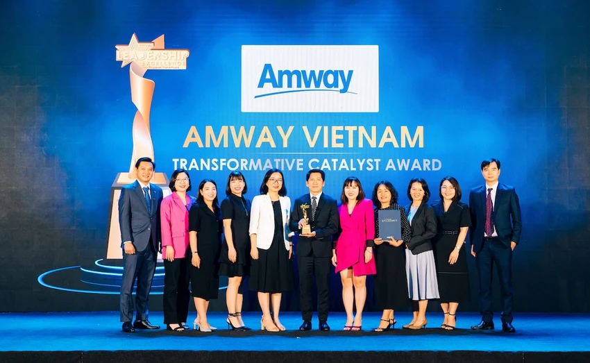 Ban giám đốc Amway Việt Nam được vinh danh giải thưởng “Đội ngũ lãnh đạo đột phá” do Anphabe Việt Nam bình chọn. Ban giám đốc Amway Việt Nam được vinh danh giải thưởng “Đội ngũ lãnh đạo đột phá” do Anphabe Việt Nam bình chọn.