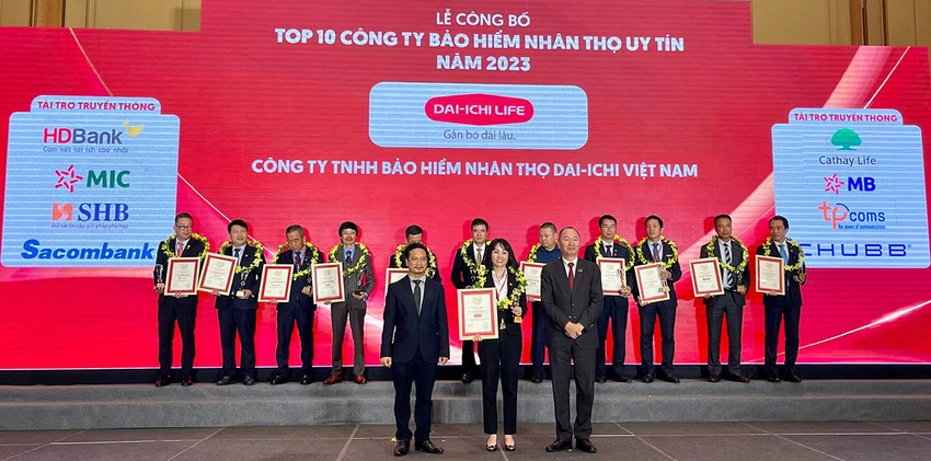 Đại diện Dai-ichi Life Việt Nam nhận giải “Top 10 Công ty Bảo hiểm nhân thọ uy tín 2023”. Đại diện Dai-ichi Life Việt Nam nhận giải “Top 10 Công ty Bảo hiểm nhân thọ uy tín 2023”.