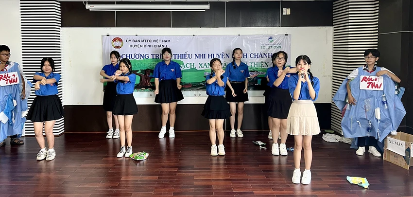 Các em học sinh Đa Phước tự sáng tạo và trình diễn bộ sưu tập thời trang được làm từ các vật liệu tái chế.