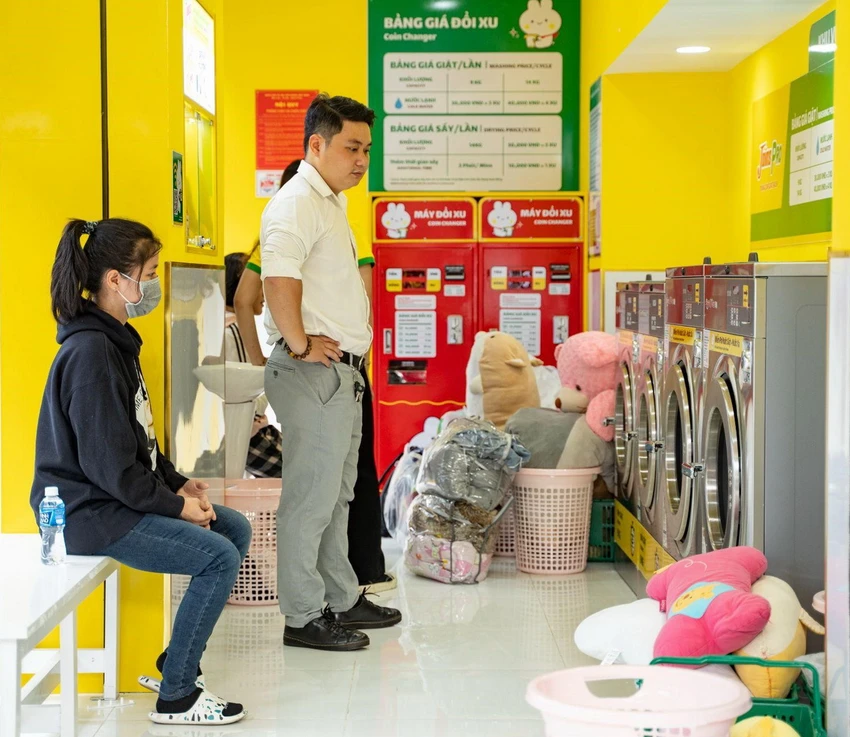 Khu vực chờ tại cửa hàng với số lượng bàn ghế đầy đủ và thoải mái.
