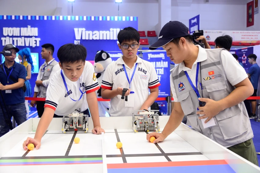 Nhà vô địch Quang Minh và Hùng Anh thể hiện xuất sắc ở bảng B5. Nhà vô địch Quang Minh và Hùng Anh thể hiện xuất sắc ở bảng B5.
