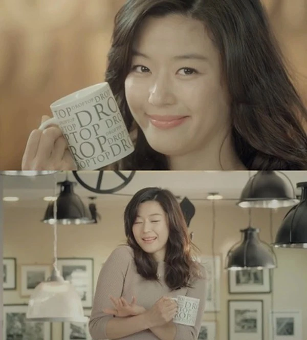 Trong một video quảng cáo, chiếc cằm thon thả của Jun Ji Hyun đã biến mất, thay vào đó là hai cằm ngấn mỡ.