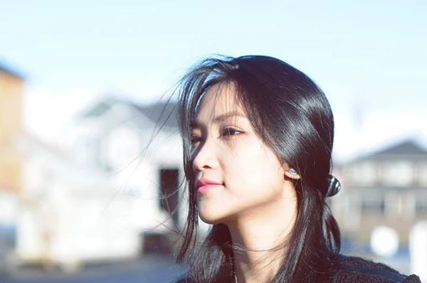 Yến Phương - bạn gái ca sĩ Lam Trường - vừa chia sẻ trên trang cá nhân hai tấm ảnh cô được anh chụp cho để 'thử máy'. Yến Phương hài hước ghi: 'Nhờ photographer thử máy mà mình có mấy tấm hình đẹp tự nhiên như... bà điên luôn'. 1-9741-1388638587.jpg