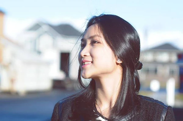 Yến Phương năm nay 24 tuổi, là con gái thứ haitrong một gia đình có 4 anh em. Khi còn tuổi teen, cô làm mẫu cho một tờ báo ở TP HCM. Yến Phương sở hữu vẻ đẹp đằm thắm, hiện đại. Cô vừa tốt nghiệp ngành Quản trị tại một trường Đại học ở Mỹ. Cô quen biết Lam Trường cách đây 3 năm, tại một show diễn của anh ở hải ngoại. 2-4153-1388638587.jpg