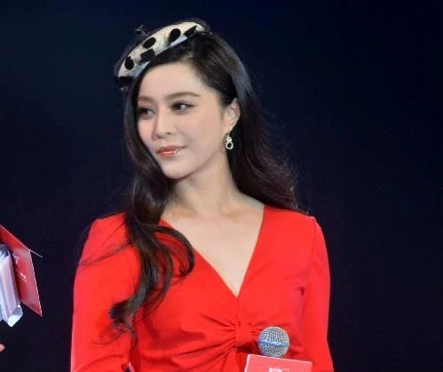 Băng Băng khoe sắc trên sân khấu. Người đẹp thổ lộ, cô bận rộn đến mức không có thời gian để nghĩ về việc kết hôn, không có thời gian để yêu đương như một người bình thường: "Tôi thấy đôi khi mình thật tàn nhẫn với bản thân. Áp lực công việc khiến cho tôi đôi khi phải quên đi một khía cạnh nào đó trong đời sống của mình...Điều tôi hy vọng lớn nhất là cha mẹ khỏe mạnh, vậy thôi". f8-8430-1388638029.jpg