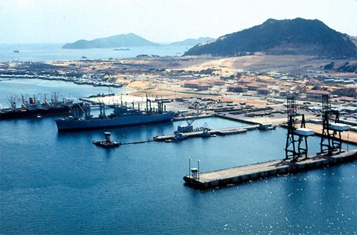 Trong khoảng 8 nămđóng quân ở đây, Mỹ đã chi hàng trăm triệu USD đểxây dựng Cam Ranh thành căn cứ quân sự và hậu cần "bất khả xâm phạm"cho lực lượng Hải - Lục - Không quân. Căn cứ này cũng chínhlàbàn đạp để Mỹ đánh phámiền Bắc Việt Nam.Ảnh:Jeri Sisco Cam Ranh Bay from the air ca. 1969, docking gantries and Navy ships. JeriSisco