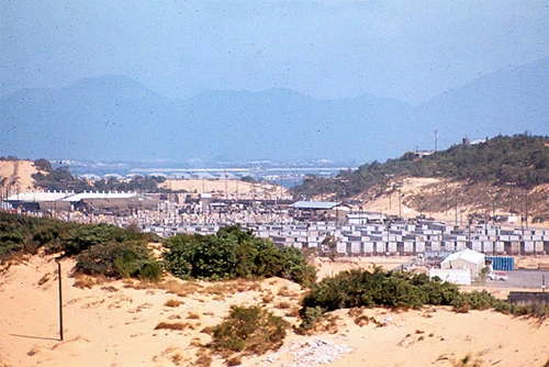 Một góc doanh trại quân đội ở quân cảngCam Ranh năm1969. Cam Ranh Bay military installation ca. 1969.