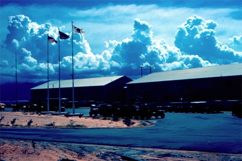 Đại bản doanh của línhMỹ tại căn cứ quân sự này. Cam Ranh Bay base HQ 1969
