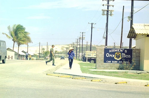 Trong căn cứ quân sự nàycòn có câu lạc bộdành cho lính không quân. Cam Ranh Bay Airmen's Club.