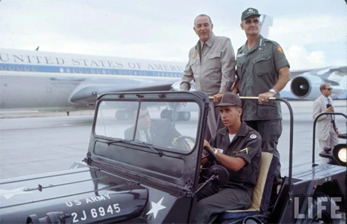 Năm1966, Tổng thống MỹJohnson đã tới thăm Cam Ranhvà đâycũnglà chuyến thăm đầu tiên của một Tổng thống Mỹ khi tới Việt Nam. President Johnson traveled to Cam Ranh Bay, South Vietnam. The President reviewed the troops, awarded service decorations, including awarding the Distinguished Service Medal to General William Westmoreland, and visited with top commanders in Vietnam, and wounded troops at the base hospital. Every American in each ward was given a Purple Heart by the President.
