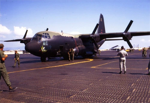 Máy bay cường kích hạng nặngLockheed AC-130A ở Cam Ranh tháng 3/1969. Lockheed AC-130A, 16th SOS, Cam Ranh Bay, 1Mar69, Ed Holcomb via Mutza