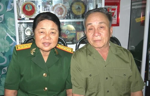 Vợ chồng anh hùng Hồ Thị Lý. Vợ chồng anh hùng Hồ Thị Lý.