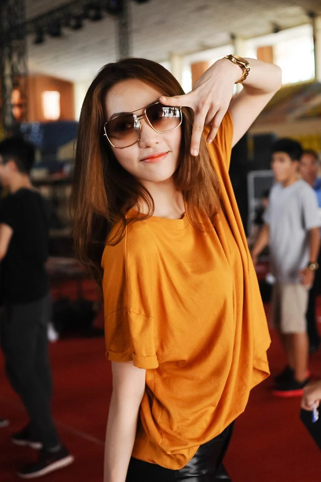 Cô chia sẻ, tin đồn liên quan đến đường dây bán dâm của HH Mỹ Xuân là cú sốc lớn nhất đời cô. Cô chia sẻ, tin đồn liên quan đến đường dây bán dâm của HH Mỹ Xuân là cú sốc lớn nhất đời cô.