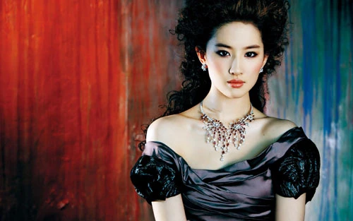 Lưu Diệc Phi chọn kiểu tóc, trang điểm và phụ kiện cầu kỳ, tông son đỏ giúp cô hoàn thiện vẻ ngoài rạng rỡ. Liu-Yifei-9403-1389067623.jpg