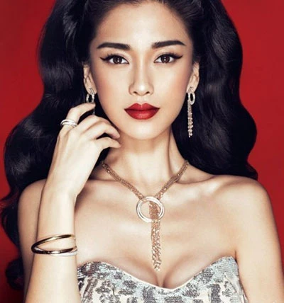 Angelababy kết hợp viền mắt mèo với son môi đỏ đậm và tán lớp nền bằng màu vàng nude. Các đường nét đậm ở chân mày, viền mắt và môi khiến gương mặt sắc nét hơn. moi-do-2-6318-1389067624.jpg