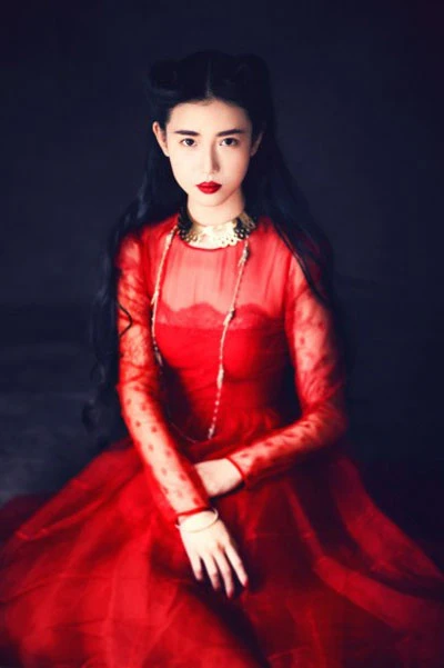 Người mẫu Xin Yuan Zhang chọn son môi cùng tông với trang phục, khiến đôi môi thêm rõ nét. moi-do-3-1167-1389067626.jpg