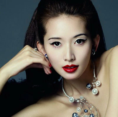 Người đẹp Lâm Chí Linh phối màu móng và môi đồng đều, nhấn nhá thêm đôi mắt bằng viền đen cong vút. moi-do-4-2370-1389067626.jpg