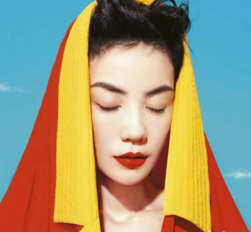 Ca sĩ, diễn viên Vương Phi chọn trang điểm màu nhạt cho cả mắt và má nhằm nổi bật bờ môi. moi-do-5-3344-1389067627.jpg